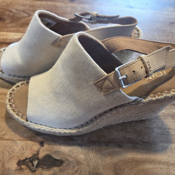 TOMS Cream Wedge Sandals - Picture 1 of 6